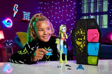 Лялька Monster High Skulltimate Secrets Френкі Штейн Neon Frights неонові сюрпризи, світні аксесуари, ключ Color-Reveal, для дітей від 6 років, HNF79