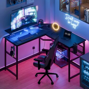Г-подібний стіл Mondeer зі світлодіодним підсвічуванням, ігровий стіл 130 x 130 см з 2 розетками та 2 портами USB для зарядки, кутовий стіл із сітчастим відділенням для зберігання та гачками, для домашнього офісу та спальні, колір сажа