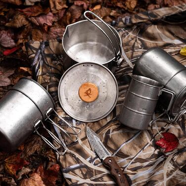 Складаний набір кемпінгового посуду для використання на свіжому повітрі, включаючи кемпінгову сковороду та горщики для пікніка для піших прогулянок та походів.