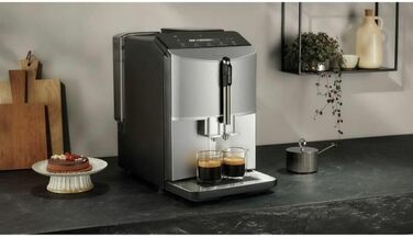 Повністю автоматична кавоварка Siemens EQ300 TF303E07, для багатьох кавових делікатесів, піноутворювач, керамічна кавомолка, функція OneTouch, 1300 Вт, Inox сріблястий металік