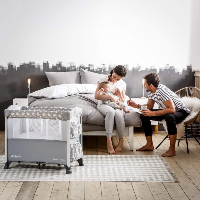 Ліжечко-колиска Hauck Baby Sleep N Care Plus Travel Bed Crib, від народження до 9 кг, з відкидною бічною панеллю, відділенням для зберігання та 2 кишенями, компактно складається, включаючи сумку для перенесення складну основу (Teddy Grey) Sleep N Care Plu