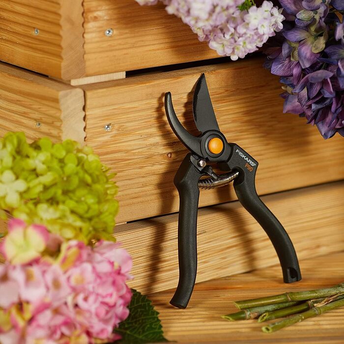 Садові ножиці Fiskars Bypass для свіжих гілок та сучків, антипригарне покриття, високоякісні сталеві леза, довжина 22,5 см, чорні/помаранчеві, Pro, P90, 1001530 Pro P90