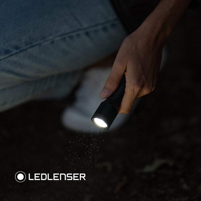 Світлодіодний ліхтарик Ledlenser P4R Core, 200 люмен, акумуляторна літієва батарея, фокусування, три рівні яскравості, дальність променя 95 м, USB-кабель для зарядки та кліпса, ліхтарик, чорний