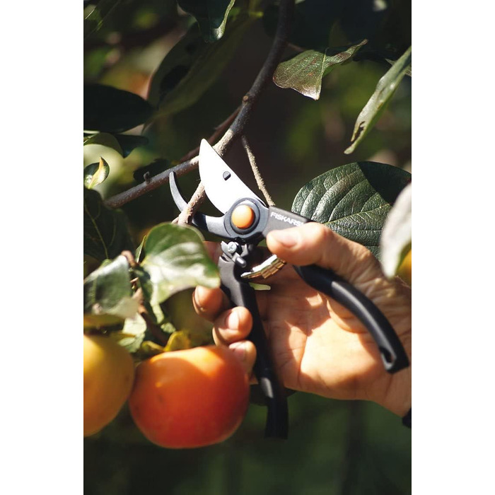 Садові ножиці Fiskars Bypass для свіжих гілок та сучків, антипригарне покриття, високоякісні сталеві леза, довжина 22,5 см, чорні/помаранчеві, Pro, P90, 1001530 Pro P90