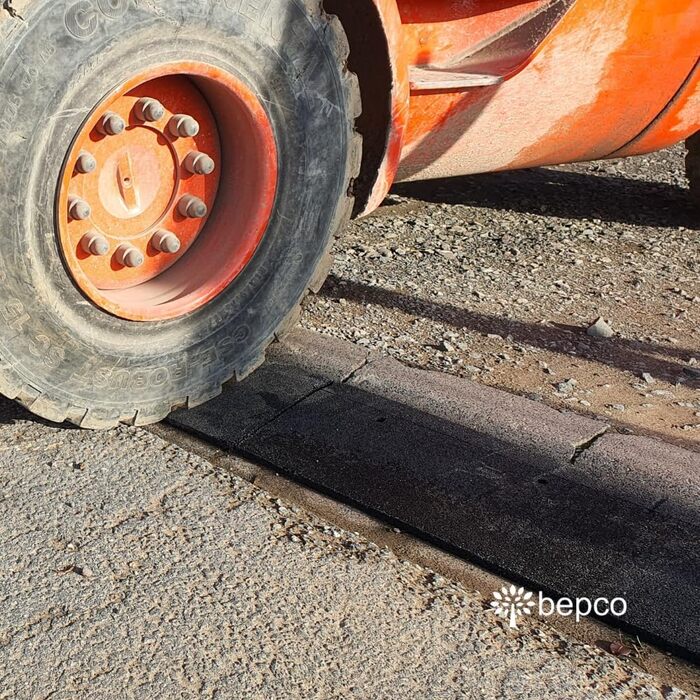 Бордюрний пандус Bepco, 100 × 25 × 10 см — гумовий заїжджий поріг із вбудованими шайбами для кріплення (чорний)