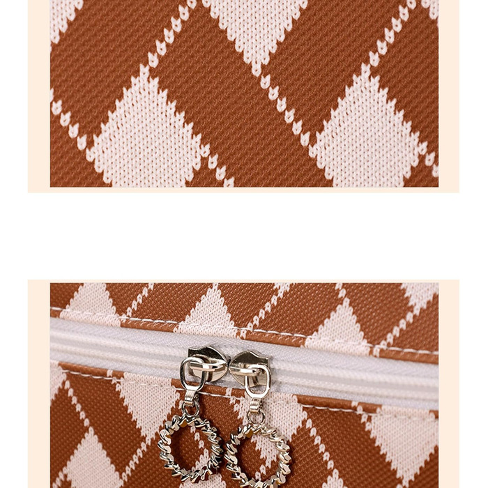 Косметичка, універсальна та містка, тримає ваші речі в порядку та організовано, чорна