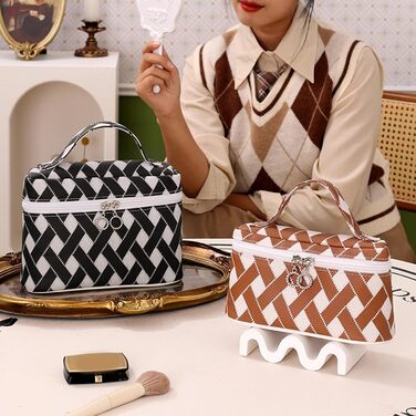 Косметичка, універсальна та містка, тримає ваші речі в порядку та організовано, чорна