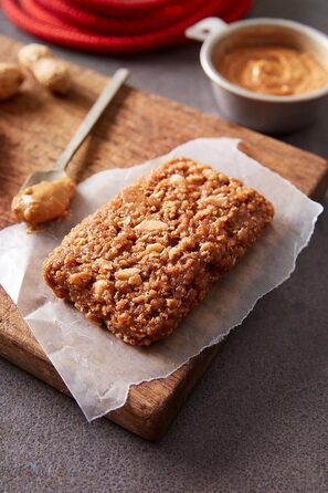 Енергетичний батончик Clif Bar з хрусткою арахісовою пастою, коробка з 12 батончиками (12 x 68 г) Old