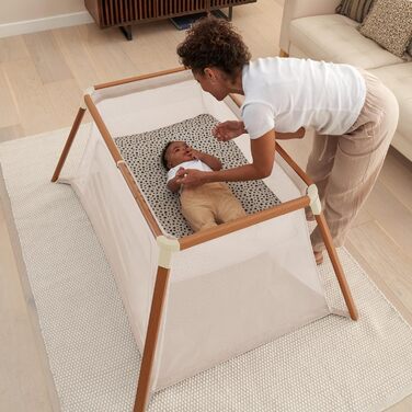 Дитяче ліжечко-манеж Tutti Bambini CoZee Go 3-в-1 з матрацом - легкий та дихаючий складний дитячий манеж, від 0 до 3 років (горіховий та екрю) CoZee GO Горіховий та натуральний білий