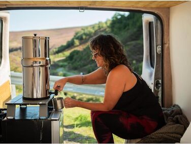 Британська система гравітаційних фільтрів для води Berkefeld 6-літрова система фільтрів із нержавіючої сталі з 2 сертифікованими Doulton NSF керамічними ультрафторними картриджами Дорожня система питної води для типових забруднень