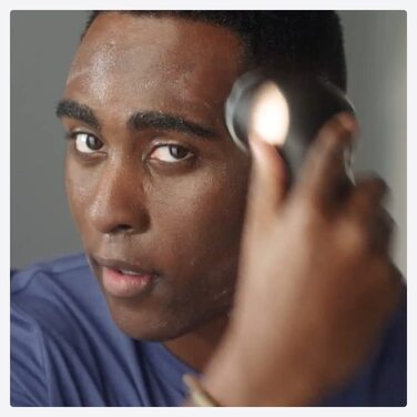 Ручний масажер для обличчя - Компактний електричний прилад для догляду за обличчям та шкірою - Лікування 8 в 1 за допомогою мікроструму та світлодіодних кілець - 4-е покоління - Чорний