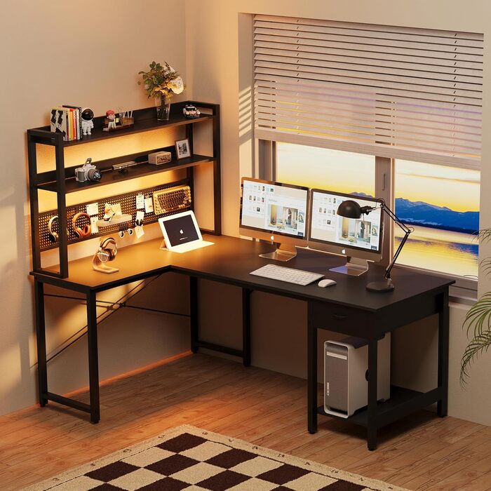 Письмовий стіл з перфорованою дошкою 135 x 90 см Кутовий стіл з полицею Великий ігровий стіл з розетками та портом USB для зарядки Ігровий стіл L-подібної форми з місцем для зберігання Чорний 135 x 90 x 152 см Чорний