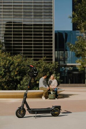Самокат з допуском до дорожнього руху для дорослих, максимальна швидкість 20 км/год, запас ходу 70 км, великий запас ходу (версія