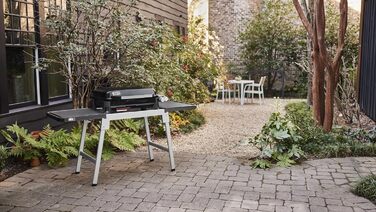 Преміальний гриль-планча Weber Slate GP 56 см / 2 пальники, рівномірний нагрів по всій площі, до 260 C, антипригарне покриття з порцелянової емалі (56 x 41 см), ніжки з регулюванням висоти, чорний