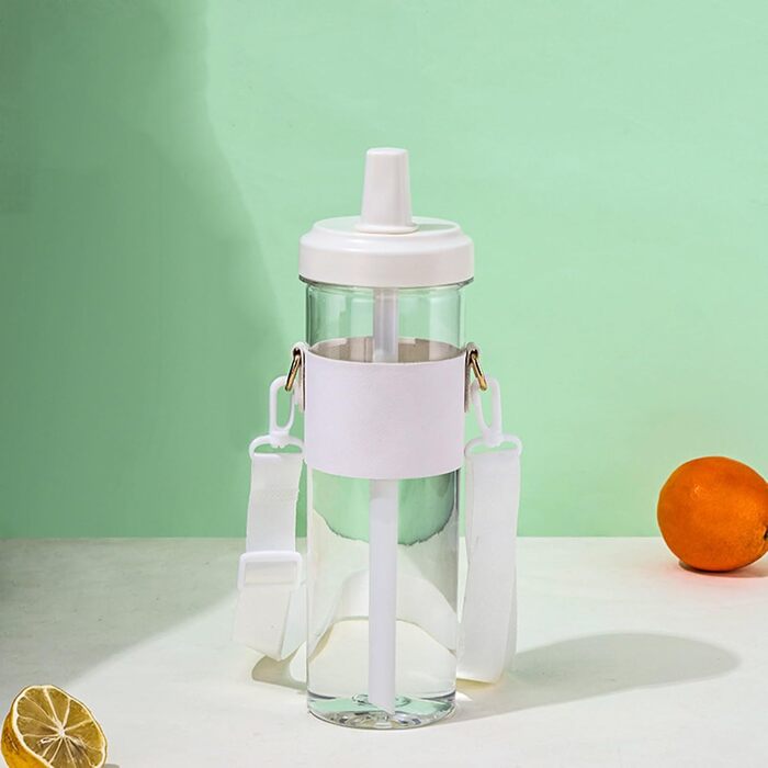 Чашка для пиття з плечовим ременем. Практична пляшка для води зі знімною трубочкою. Виготовлена з пластику. Для любителів напоїв. З плечовим ременем.