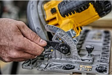 Переносна циркулярна пила DEWALT (1350 Вт, глибина різання 61 мм, пиляльний диск Ø 190/30 мм, вкл. захисний кожух для відведення п