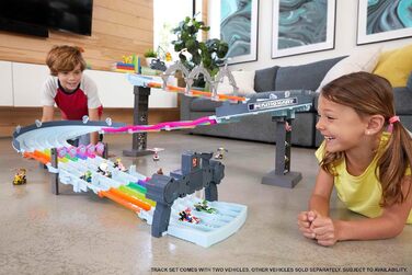 Гоночний трек Hot Wheels Mario Kart у веселкових кольорах, вкл. 2 іграшкові машинки (Маріо та Король Бу), зі світлом та звуками, 2