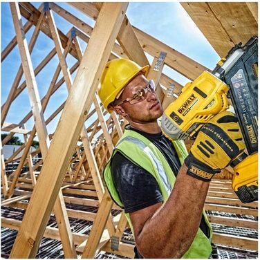 В Безщітковий набір для подвійного цвяхозабивача з 2 акумуляторами по 5,0 Ач та зарядним пристроєм у сумці, 18В, 2046P2-GB DCK2046