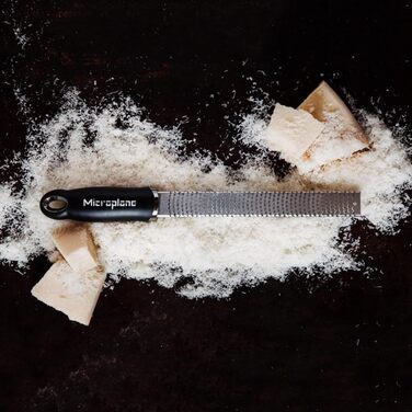 Кухонна терка Microplane Zester чорного кольору для цитрусових, твердого сиру, імбиру, шоколаду та мускатного горіха з тонким лезо