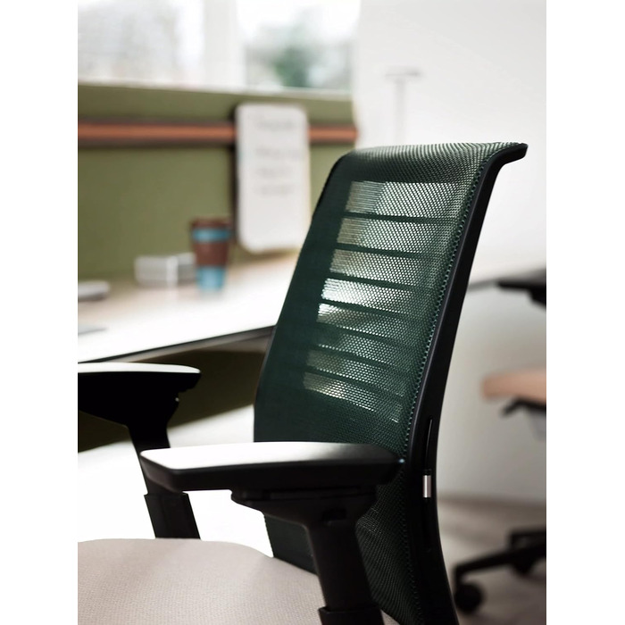 Ергономічне офісне крісло Steelcase Think з поперековою опорою LiveBack, підлокітниками 4D, екологічний дизайн, чорне, один розмір