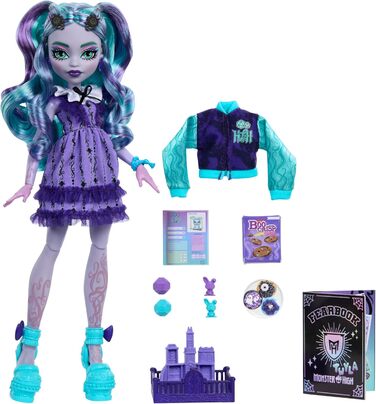 Набір ляльки Monster High Fearbook Twyla та аксесуарів з темою кіноклубу, студентською курткою, щорічником, настільною грою та печивом, HXW31 Лялька Twyla Журнал жахів