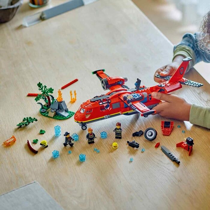 Пожежний літак LEGO City, пожежний набір з іграшковим літаком для дітей, будівельний набір з 3 фігурками пожежників та пожежним фоном, чудова ідея для подарунка для хлопчиків та дівчаток віком від 6 років 60413