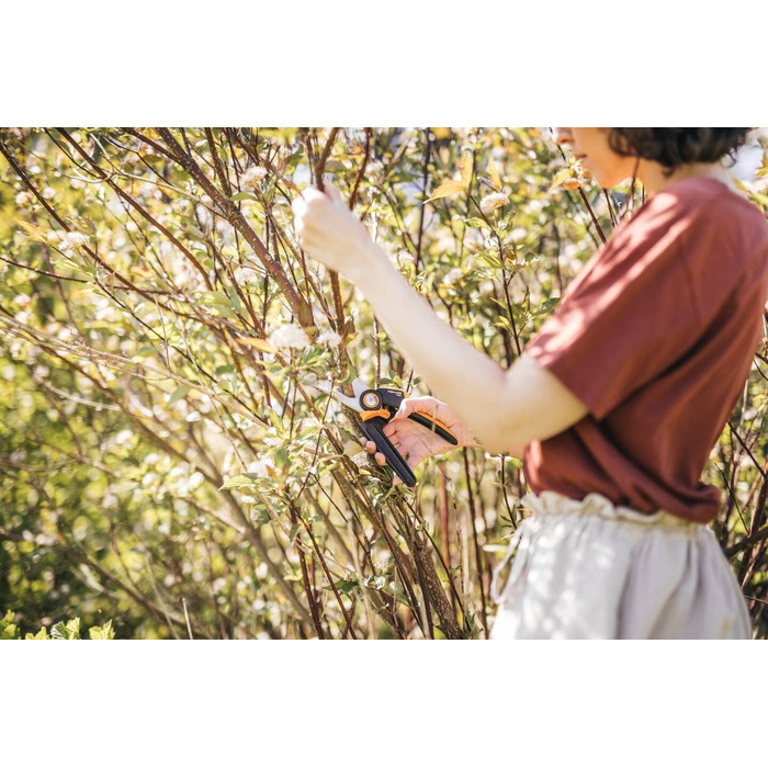 Садові ножиці Fiskars Bypass M, X-серія PowerGear, P921, З ручкою, що обертається, Для свіжих гілок та сучків, Антипригарне покриття, Леза з нержавіючої сталі, Довжина 20,1 см, Чорний/Помаранчевий, 1057173 X-серія P921