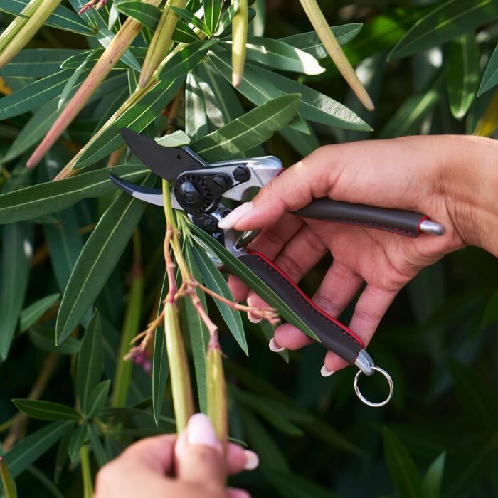 Ергономічні садові ножиці FELCO 6 ELITE для правшів, середнього розміру, шкіряні ручки, чорне лезо F-Tech, діаметр різання 20 мм, довжина 195 мм, зроблено у Швейцарії. FELCO 6 Elite 195 мм x 195 мм