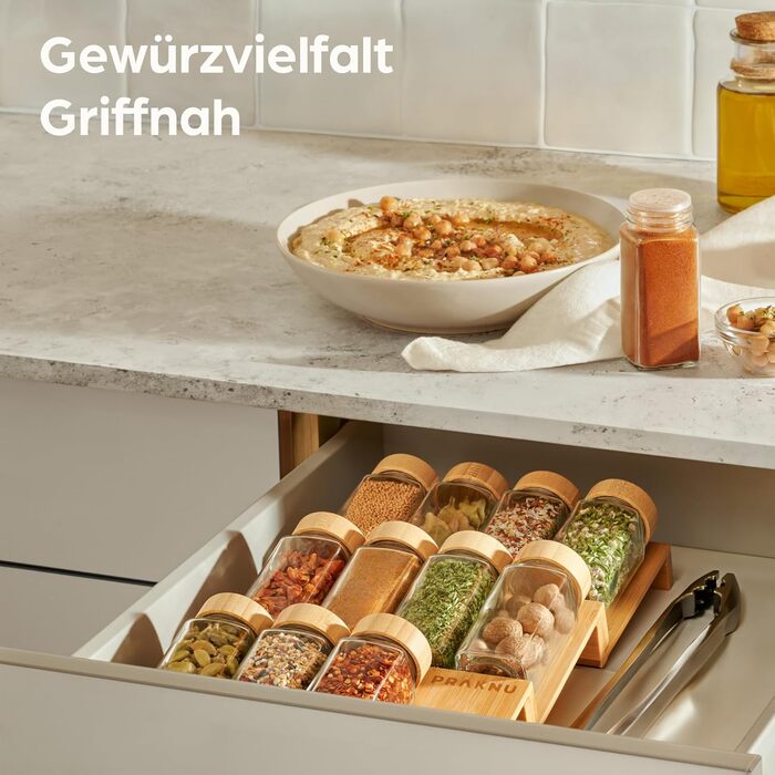 Підставка для спецій Praknu з банками - Підставка для спецій виготовлена з деревини FSC - Набір з 12 квадратних банок для спецій з бамбуковими кришками - Включає вкладиш для шейкера та етикетки - Набір кухонних органайзерів з 12 предметів з полицею