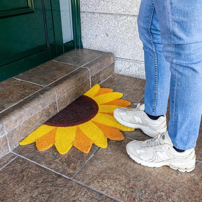 Килимок для вулиці з кокосом та соняшником з нековзною ПВХ-основою. Веселий килимок для привітання. Ручний розпис. Розмір 70 см x 40 см x 1,5 см. Жовтий.