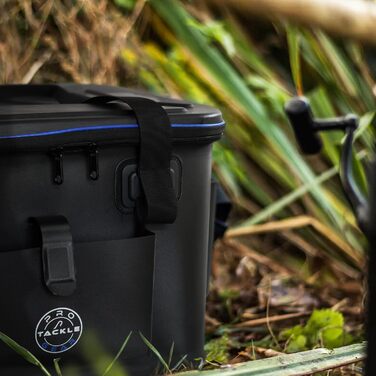 Стильна та добре розроблена рибальська сумка з тримачами для вудилищ, тримачем для плоскогубців і об&39ємом 50 л.