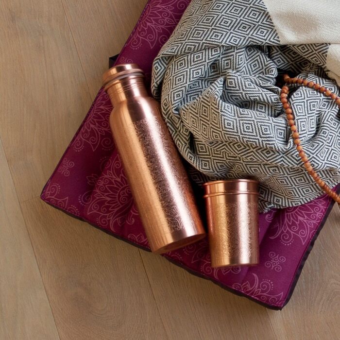 Мідна пляшка Bodhi Аюрведична пляшка для води з чистої міді Пляшка з дизайнерським оздобленням Об&39єм 800 мл Пляшка для води з кришкою-гвинтом та силіконовою пломбою Діамантовий дизайн, кований