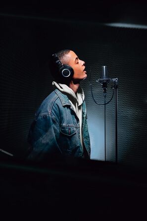 Студійний конденсаторний мікрофон Audio-Technica AT4040 з великою діафрагмою та тримачем-павуком, чорний