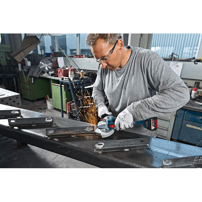 Акумуляторна кутова шліфувальна машина GWS 18V-10 (Ø диска 125 мм, вкл. 2 акумулятора по 4,0 Ач, швидкий зарядний пристрій GAL 18V