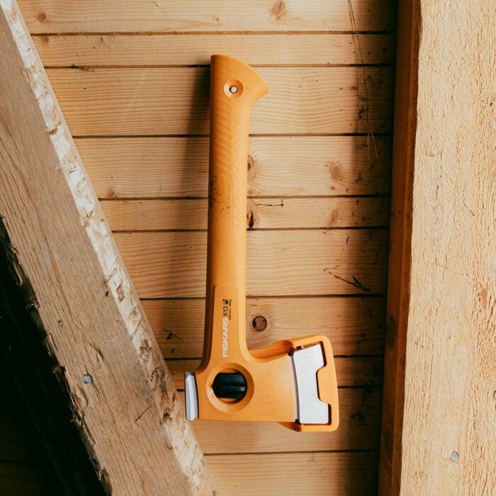 Сокира кемпінгова Fiskars X-Series X13, надлегка (480 г), вага голівки 325 г, довжина 33,2 см. Ідеально підходить для розколювання дров у походах та на кемпінгу. Подвійно загартована сталь/FiberComp, помаранчевий колір, 1069101 X13 (довжина 33,2 см)