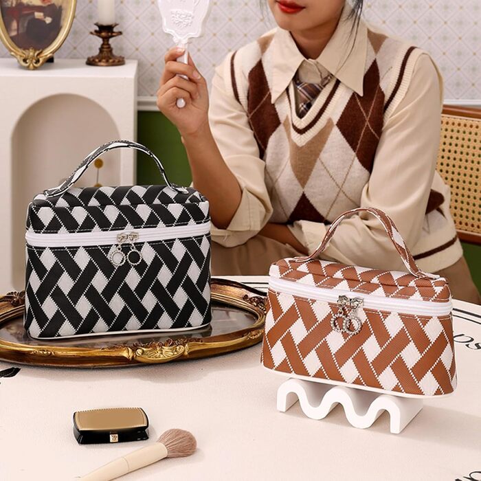 Косметичка, універсальна та містка, тримає ваші речі в порядку та організовано, чорна