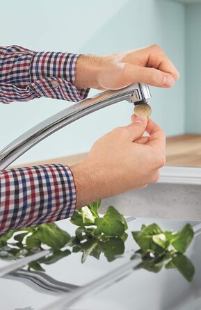 Кухонний змішувач GROHE BauGo з плоским виливом (практичний поворот на 140, гігієнічні ізольовані водні шляхи, простий монтаж), хром, 31680000