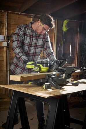 Торцювальна пила 190 мм 18 В - Прохідність 50 х 250 мм при 90 - 1 літієва батарея 4,0 Ач - Зарядний пристрій 2,0 А - Поставляється