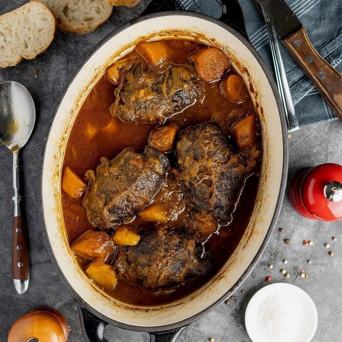 Чавунна кокотниця BBQ-Toro 4,3 л чорна, овальна емальована чавунна сковорідка з кришкою чавунна каструля, підходить для індукційни