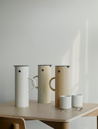 Ізольований глечик Stelton EM77 - Двостінний ізольований глечик для гарячих/холодних напоїв - Чайник та кавник зі скляною вставкою, магнітною застібкою, кришкою, що закручується, вінтажний дизайн - 1 літр, пісочний