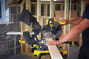 Панельна пила Stanley FatMax FME721 (1500 Вт, 216 мм, з лазерною направляючою, 2 висувними опорами для матеріалу, мішком для пилу,