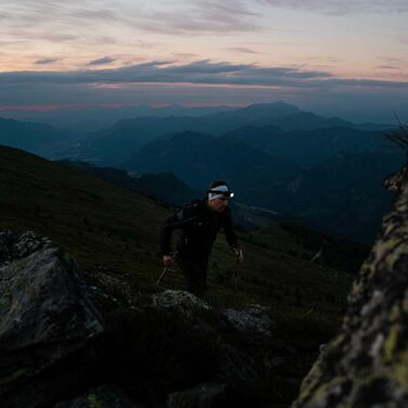 Налобний ліхтар Ledlenser H7R Core LED, 1000 люмен, перезаряджається від літієвої батареї, водонепроникний IP67, фокусується, плавно регулюється яскравість, постійне світло, дальність променя 250 м, магнітний зарядний кабель USB, один налобний ліхтар
