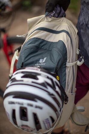 Велосипедний рюкзак Deuter Compact EXP 14 графітово-чорного кольору