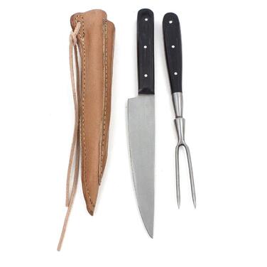 Середньовічний набір столових приборів у подвійних шкіряних піхвах (ріжок, ніж та виделка)