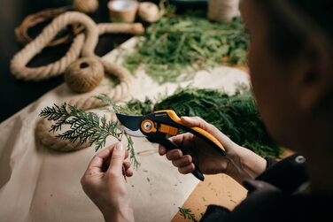 Садові ножиці Fiskars Bypass, Plus SmartFit, P541, Для свіжих гілок та сучків, Антипригарне покриття, Леза з нержавіючої сталі, Довжина 20,1 см, Чорний/Помаранчевий, 1057169 Садові ножиці P541 Одинарні