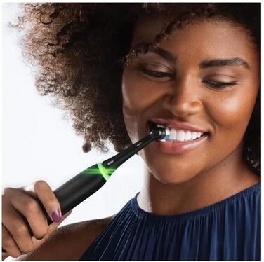 Електрична зубна щітка Oral-B iO 5N, чорна, Bluetooth, 1 щітка, 1 дорожній футляр