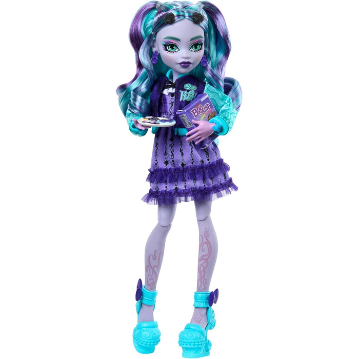 Набір ляльки Monster High Fearbook Twyla та аксесуарів з темою кіноклубу, студентською курткою, щорічником, настільною грою та печивом, HXW31 Лялька Twyla Журнал жахів