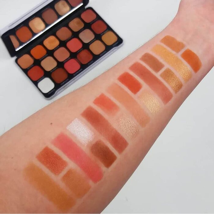 Палітра тіней Makeup Revolution (18 відтінків)