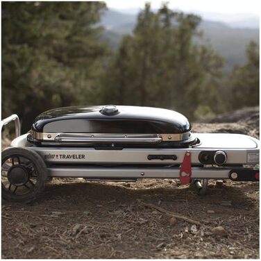 Газовий гриль Weber Traveler портативний складаний гриль на колесах з автоматичним замком кришки та вбудованим термометром, 1 пальник, ширина 111 см, площа гриля 2065 см, чорний (2026)