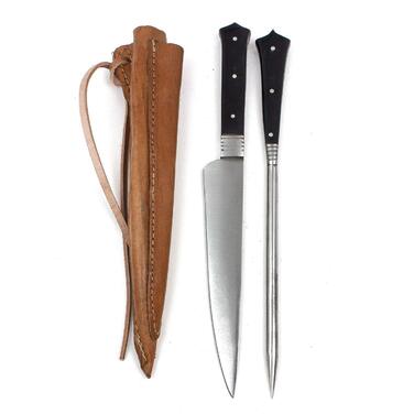 Середньовічні столові прибори у подвійних шкіряних піхвах (ріг, тип 3)